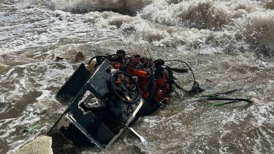 Alanya’da Balıkçı Teknesi Alabora Oldu: 2 Kişi Yüzerek Kurtuldu