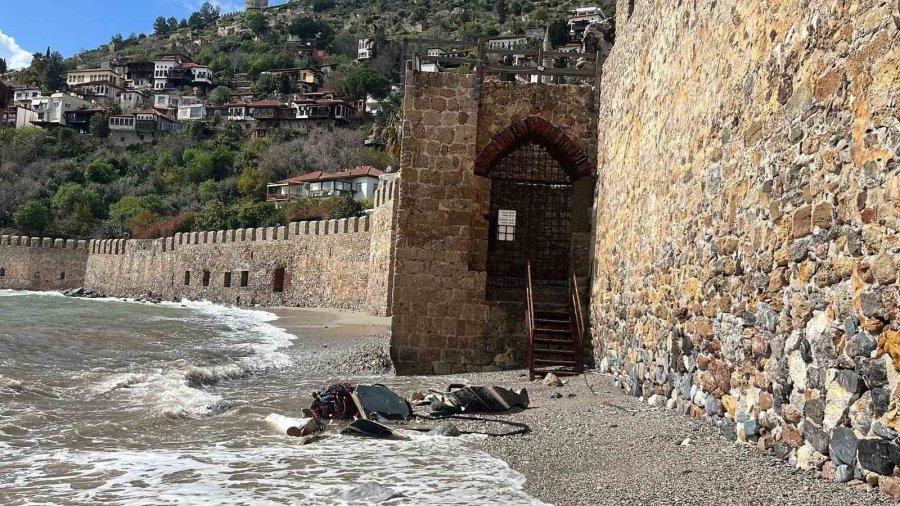 Alanya’da Balıkçı Teknesi Alabora Oldu: 2 Kişi Yüzerek Kurtuldu