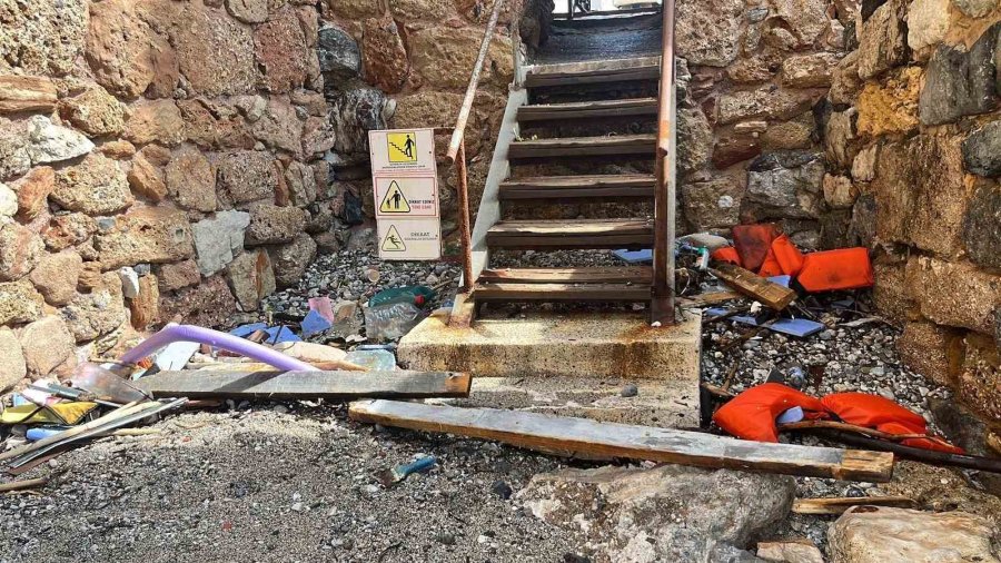 Alanya’da Balıkçı Teknesi Alabora Oldu: 2 Kişi Yüzerek Kurtuldu