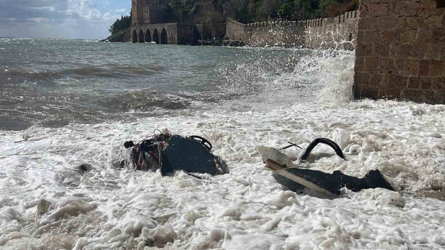 Alanya’da Balıkçı Teknesi Alabora Oldu: 2 Kişi Yüzerek Kurtuldu