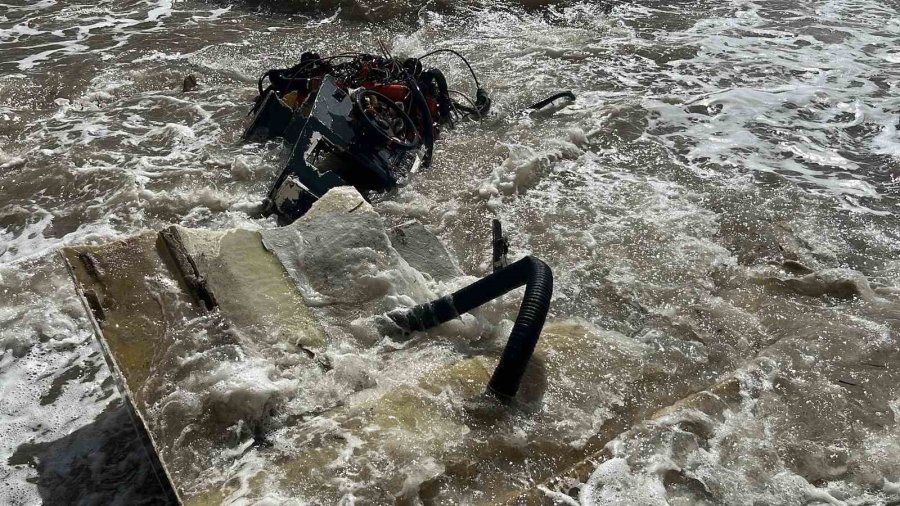 Alanya’da Balıkçı Teknesi Alabora Oldu: 2 Kişi Yüzerek Kurtuldu