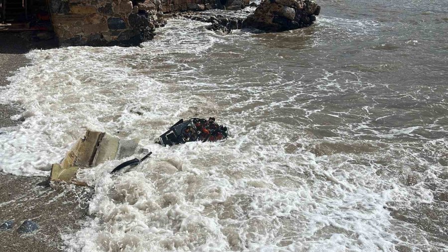 Alanya’da Balıkçı Teknesi Alabora Oldu: 2 Kişi Yüzerek Kurtuldu