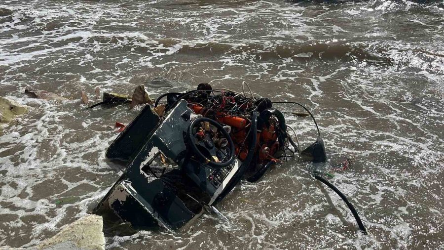 Alanya’da Balıkçı Teknesi Alabora Oldu: 2 Kişi Yüzerek Kurtuldu