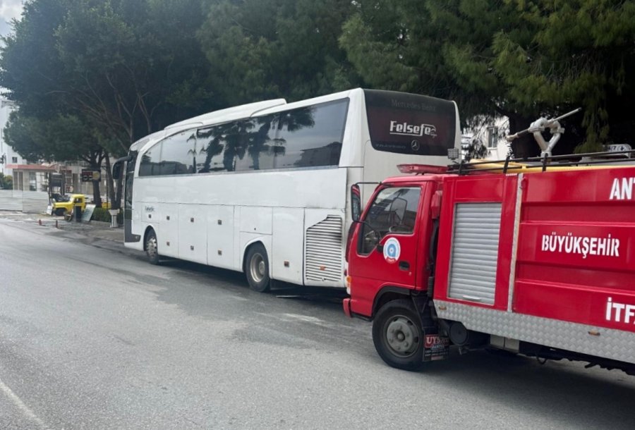Park Halindeki Otobüsün Motor Bölümünde Yangın Çıktı