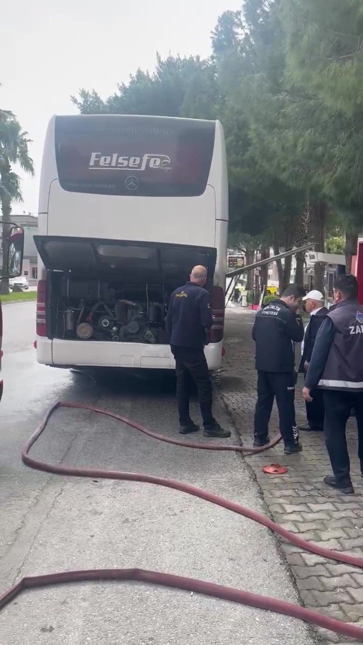 Park Halindeki Otobüsün Motor Bölümünde Yangın Çıktı