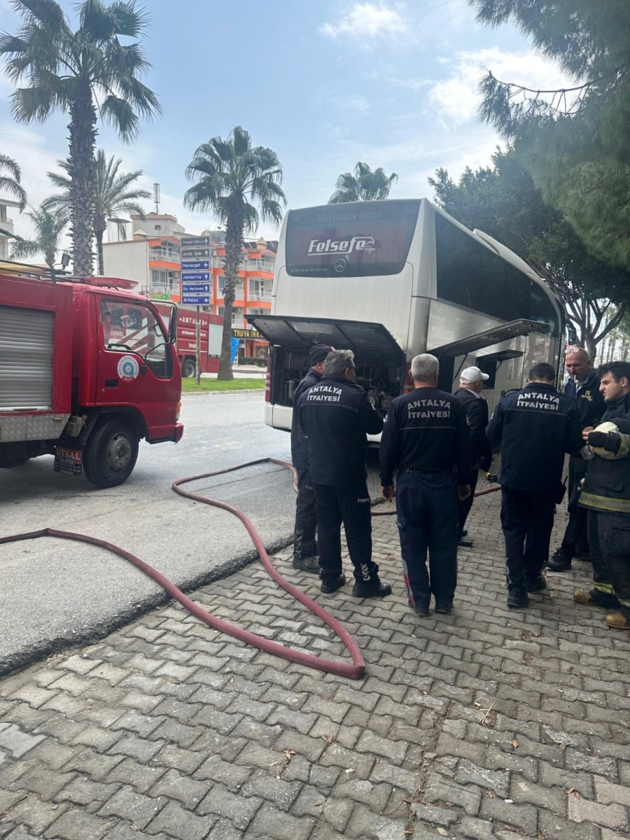 Park Halindeki Otobüsün Motor Bölümünde Yangın Çıktı