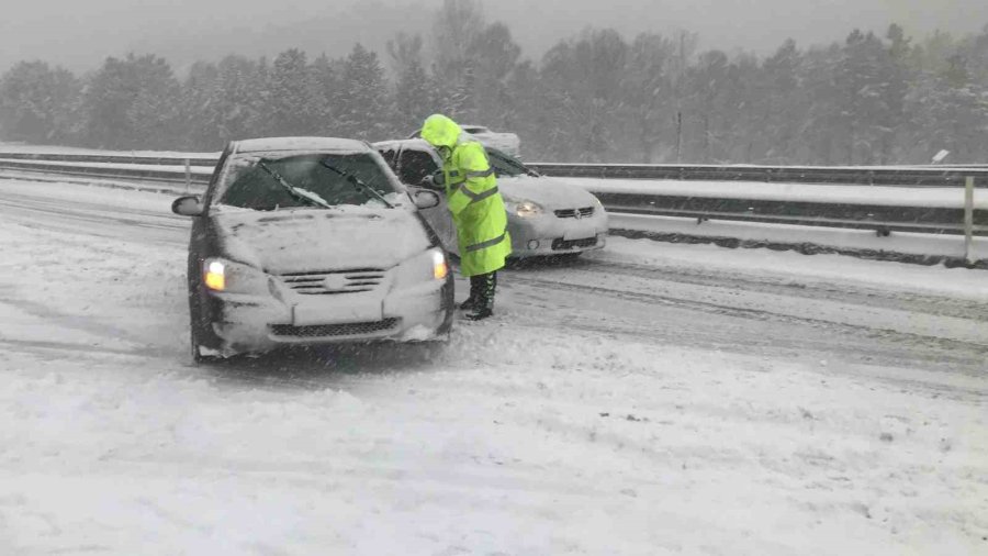 Antalya-konya Karayolunda Kar Etkisini Sürdürüyor