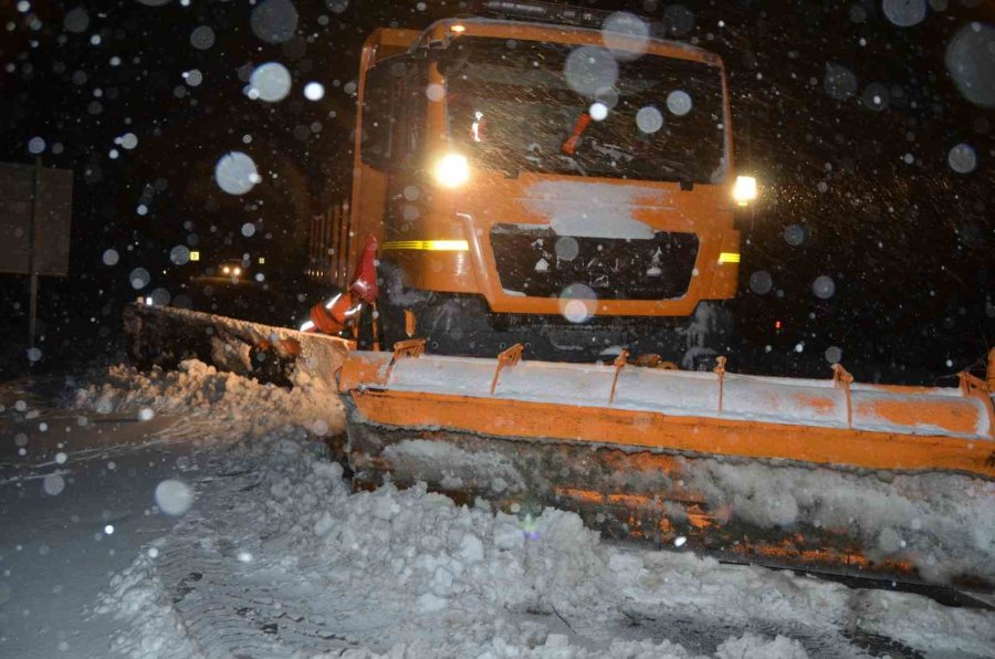 Alacabel’de Yağmur Kara Döndü, Kar Kalınlığı 5 Santime Ulaştı