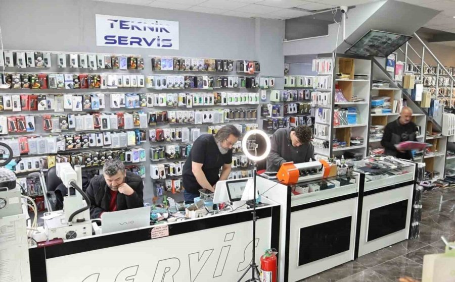 Cep Telefonu Bomba Gibi Patlayıp Alev Aldı: O Anlar Kamerada