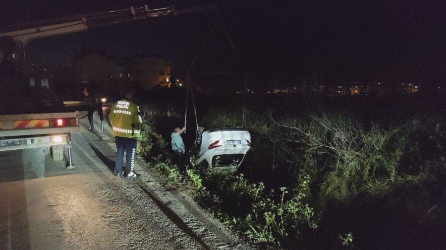 Antalya’da Otomobil Sulama Kanalına Uçtu, Sürücüsü Kayıplara Karıştı