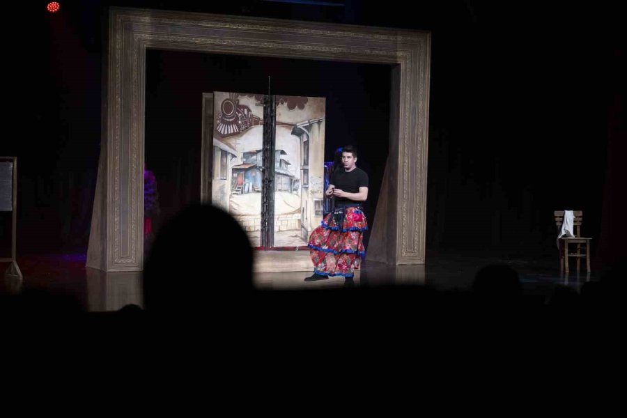 Mersin’de Tiyatro Şöleni ‘eyvah Nadir’ İle Sona Erdi