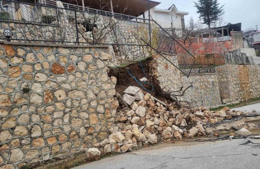 Mersin’de Heyelan: Yol Yarıldı, Evler Zarar Gördü