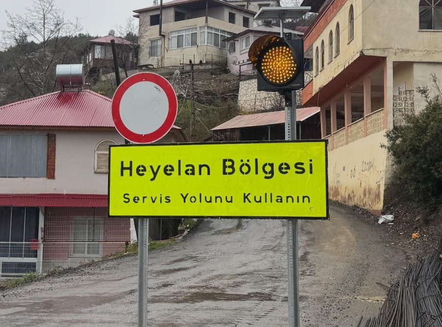 Mersin’de Heyelan: Yol Yarıldı, Evler Zarar Gördü