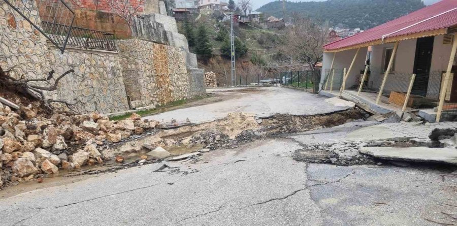 Mersin’de Heyelan: Yol Yarıldı, Evler Zarar Gördü