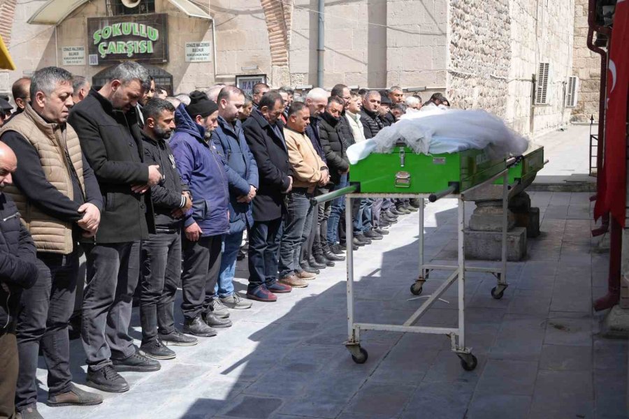 Eşi Tarafından Bıçaklanan 3 Çocuk Annesi Kadın Son Yolculuğuna Uğurlandı