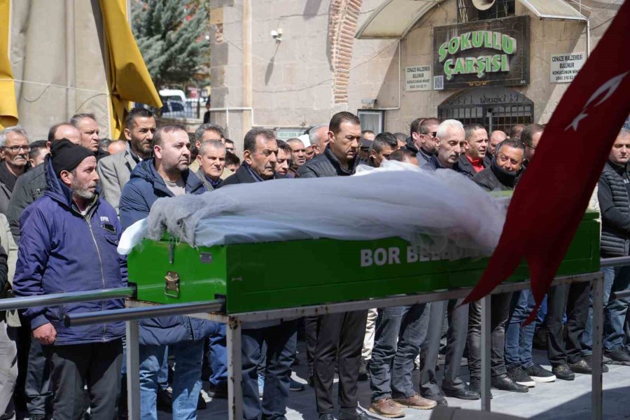 Eşi Tarafından Bıçaklanan 3 Çocuk Annesi Kadın Son Yolculuğuna Uğurlandı