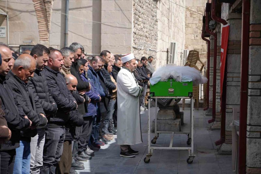 Eşi Tarafından Bıçaklanan 3 Çocuk Annesi Kadın Son Yolculuğuna Uğurlandı