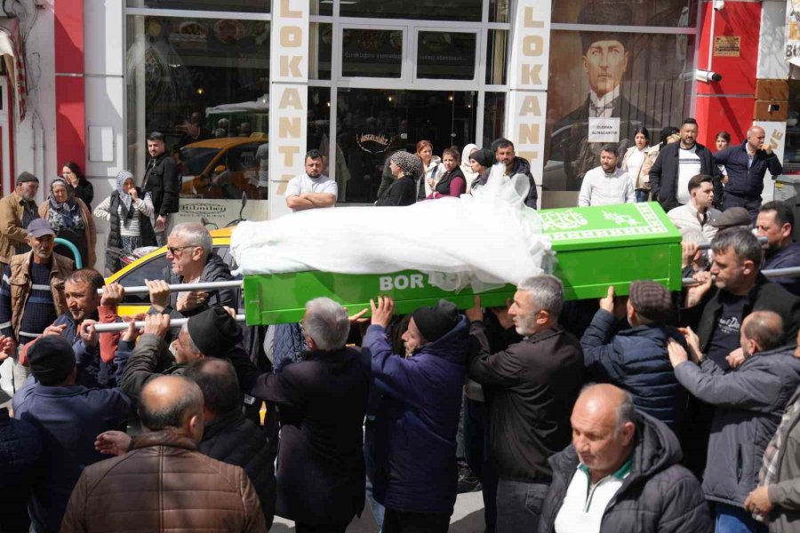 Eşi Tarafından Bıçaklanan 3 Çocuk Annesi Kadın Son Yolculuğuna Uğurlandı