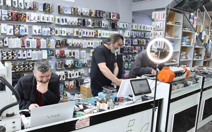 Cep Telefonu Bomba Gibi Patlayıp Alev Aldı: O Anlar Kamerada