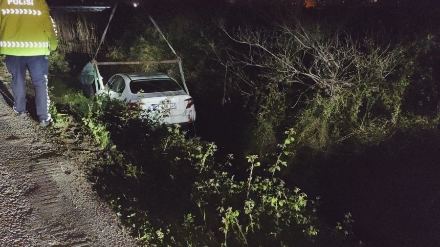 Antalya’da Otomobil Sulama Kanalına Uçtu, Sürücüsü Kayıplara Karıştı