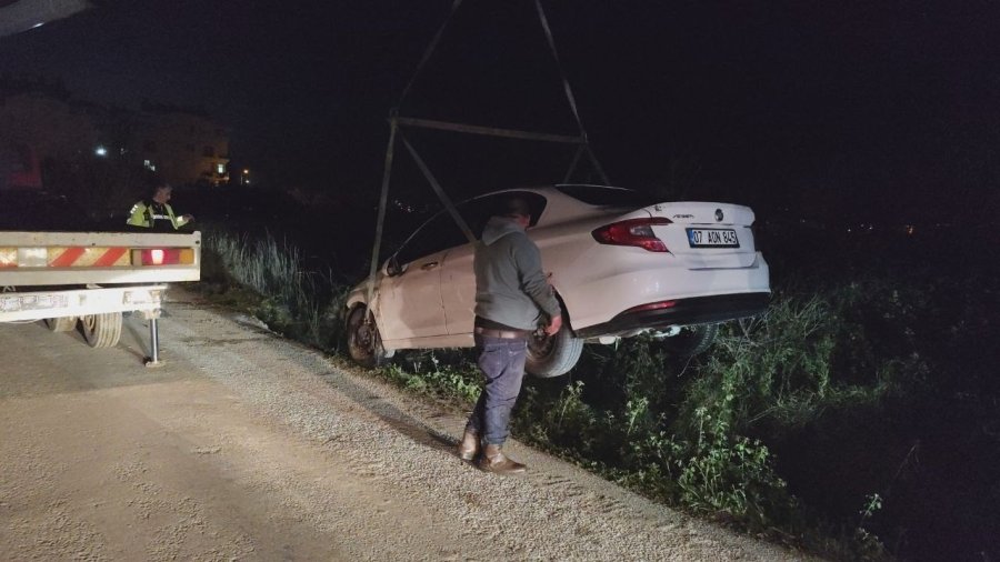 Antalya’da Otomobil Sulama Kanalına Uçtu, Sürücüsü Kayıplara Karıştı