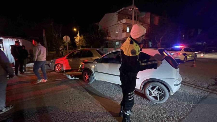 Karaman’da İki Otomobilin Çarpışması Kameraya Yansıdı: 1 Yaralı
