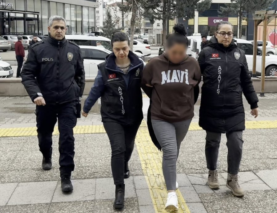 Annesinin Sevgilisini Bıçaklayan Genç Ve Polise Tokat Atan Annesi Adliyede