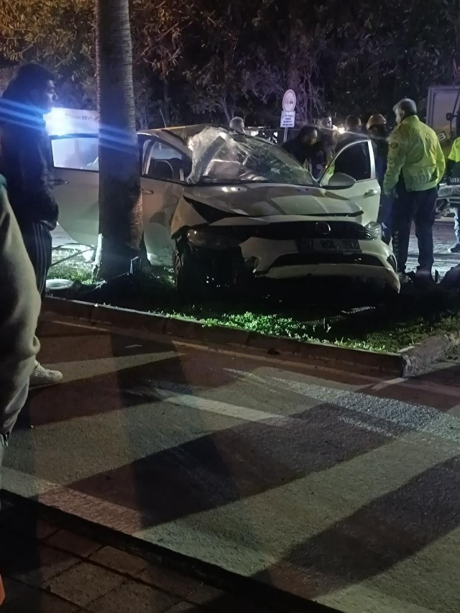 Antalya’da Otomobil Elektrik Direğine Çarptı: 2 Yaralı