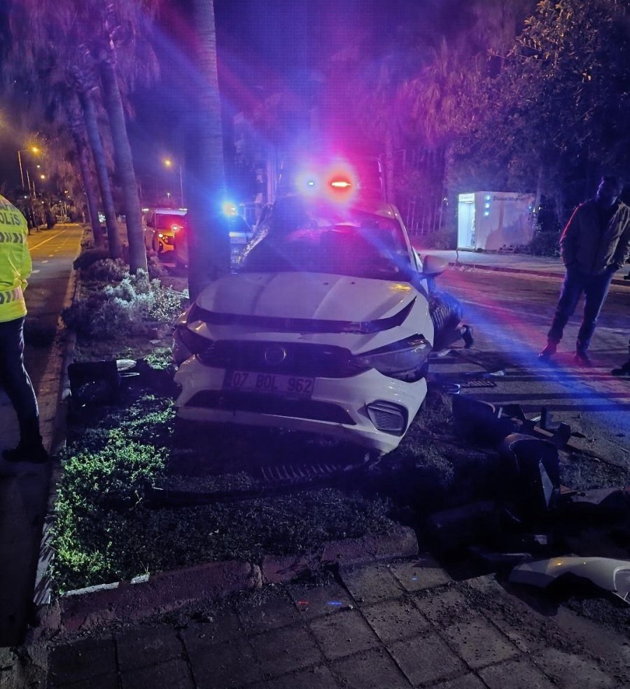 Antalya’da Otomobil Elektrik Direğine Çarptı: 2 Yaralı