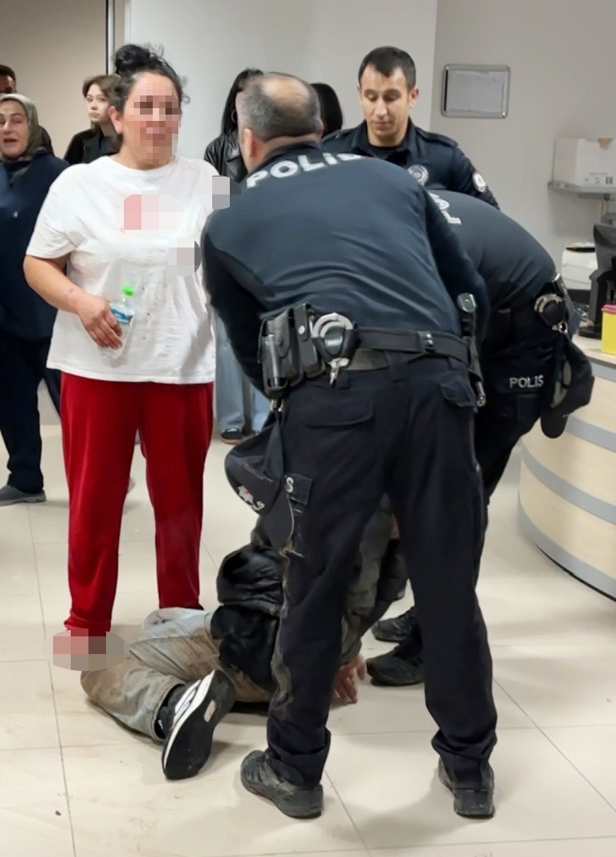 Oğul Annesinin Sevgilisini Bıçakladı, Anne İse Polis Memurunu Tokatladı