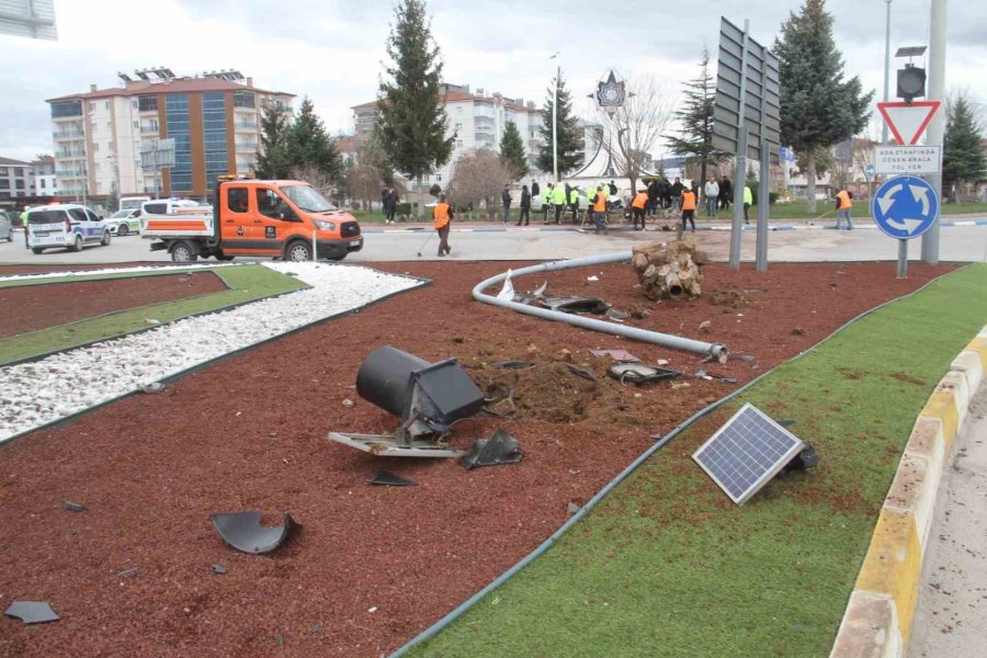 Otomobil Kavşakta Devrildi: Ortalık Savaş Alanına Döndü