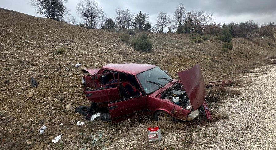 Beyşehir’de Devrilen Otomobildeki 5 Kişi Yaralandı