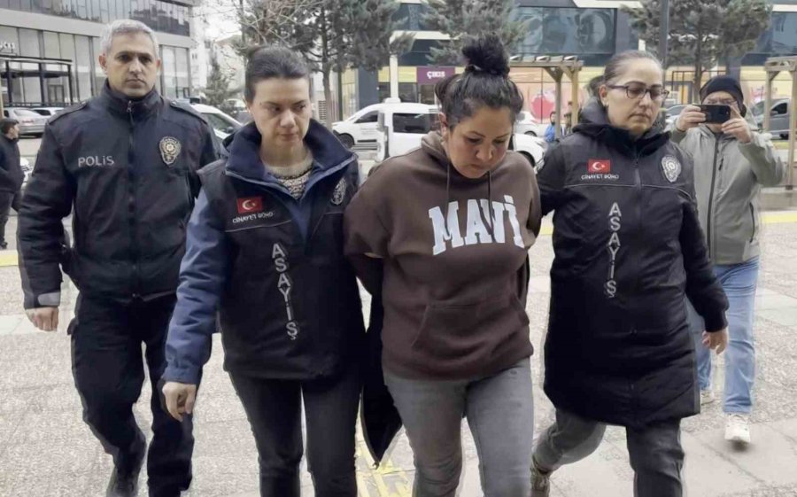Annesinin Sevgilisini Bıçaklayan Genç Ve Polise Tokat Atan Annesi Tutuklandı