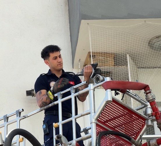 Balkon Filesine Takılan Güvercini İtfaiye Kurtardı