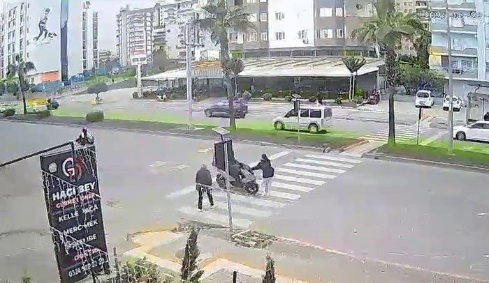 Motokurye Kız Çocuğuna Çarptı, O Anlar Güvenlik Kamerasında