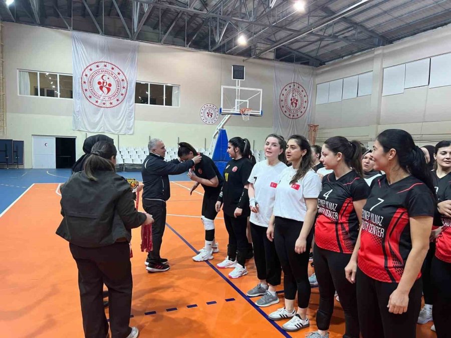 Anamur’da Kadınlar Günü Voleybol Turnuvası Tamamlandı