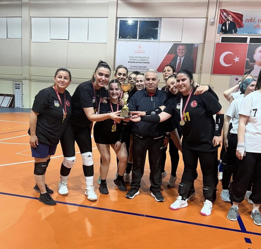 Anamur’da Kadınlar Günü Voleybol Turnuvası Tamamlandı