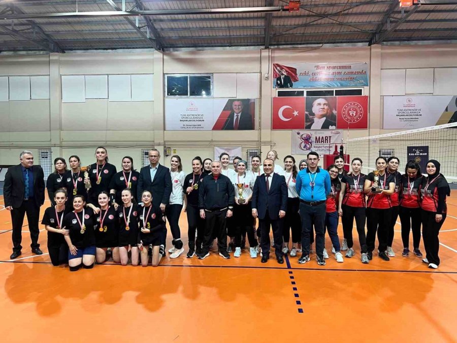 Anamur’da Kadınlar Günü Voleybol Turnuvası Tamamlandı