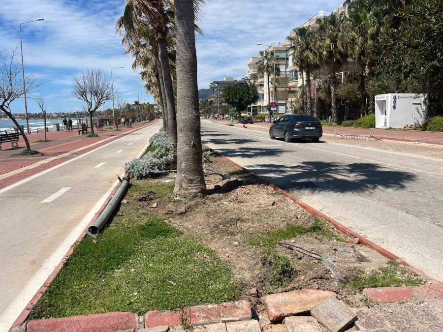 Antalya’da Otomobil Elektrik Direğine Çarptı: 2 Yaralı
