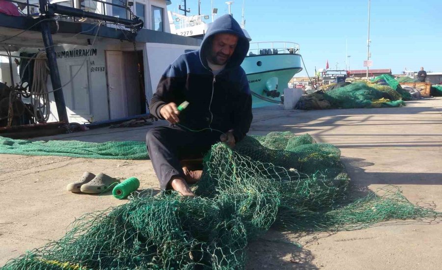Fırtınalı Akdeniz, Balıkçıları Barınağa Hapsetti