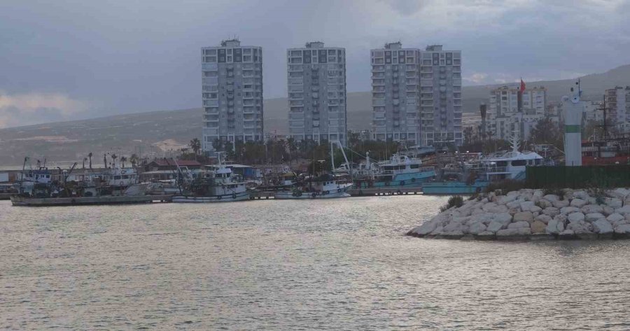 Fırtınalı Akdeniz, Balıkçıları Barınağa Hapsetti