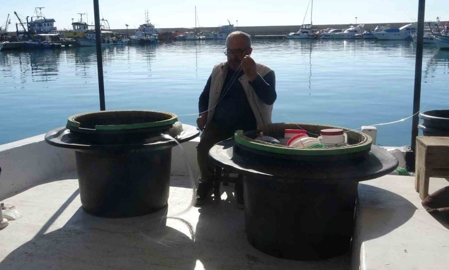 Fırtınalı Akdeniz, Balıkçıları Barınağa Hapsetti