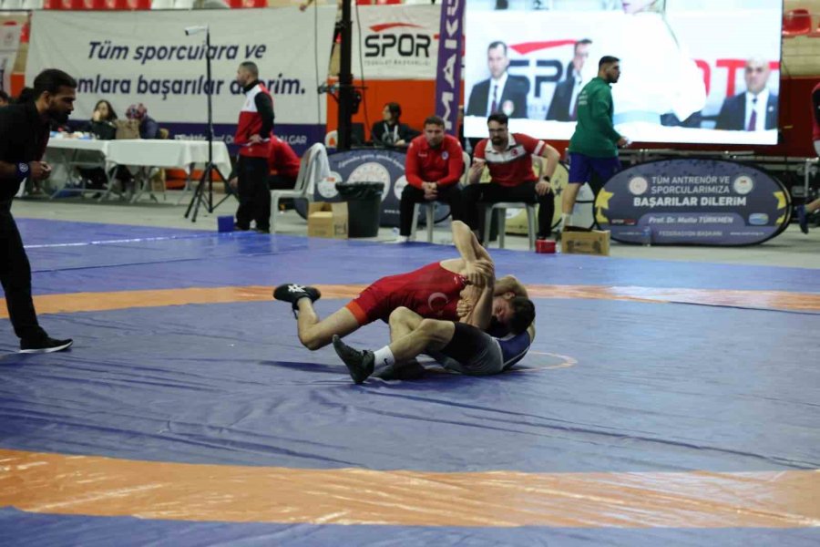 Alkü’lü Öğrenci Güreş Şampiyonasından Madalyayla Döndü
