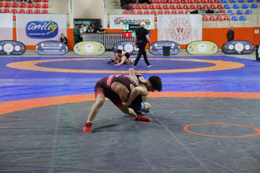 Alkü’lü Öğrenci Güreş Şampiyonasından Madalyayla Döndü