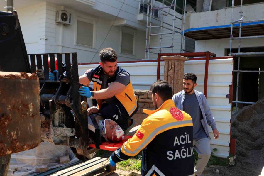 Demir İskeleden Düşen İnşaat İşçisi Yaralandı