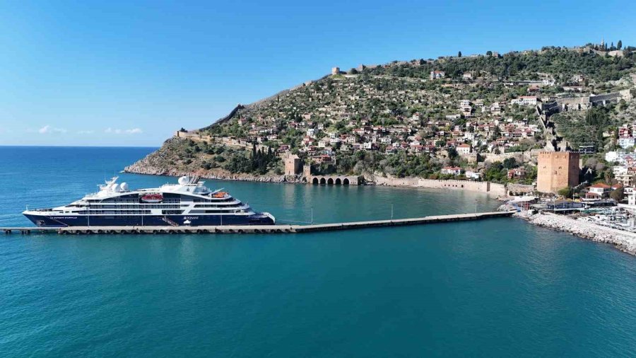 Alanya’ya Fransız Bayraklı Kruvaziyer Demir Attı