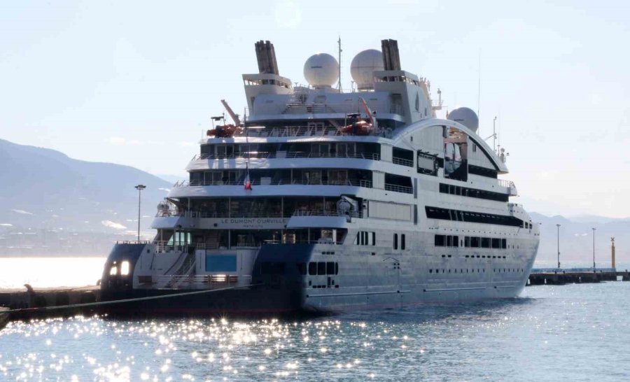 Alanya’ya Fransız Bayraklı Kruvaziyer Demir Attı