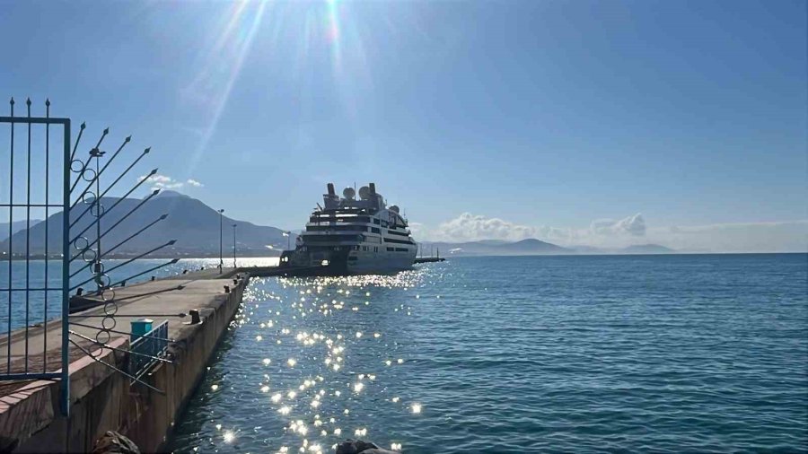 Alanya’ya Fransız Bayraklı Kruvaziyer Demir Attı