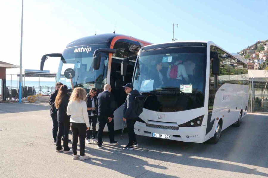 Alanya’ya Fransız Bayraklı Kruvaziyer Demir Attı