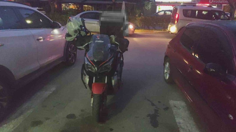 Park Halindeki Otomobilin Açılan Kapısına Çarpan Motosikletli Yaralandı